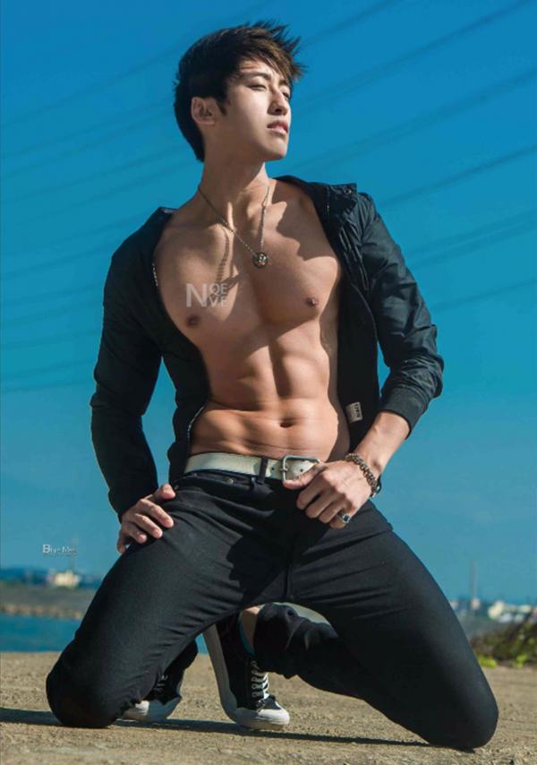 Whoseman-4-明星教練男丁格爾-芬達-全裸非全見寫真書